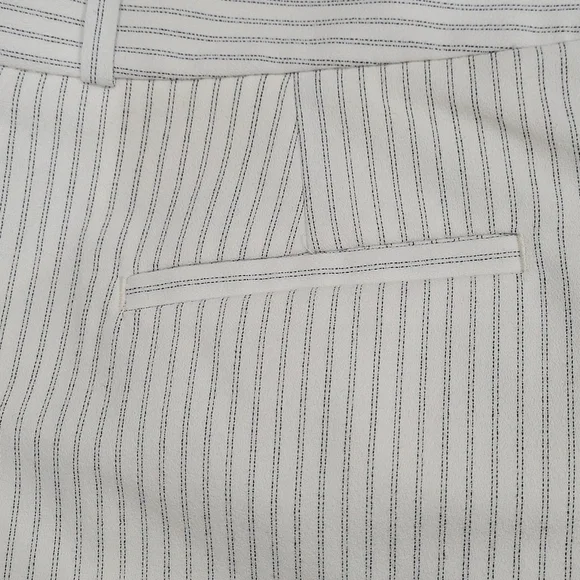 Banana Republic Pinstripe Shorts Size 2 - Picture 6 of 7